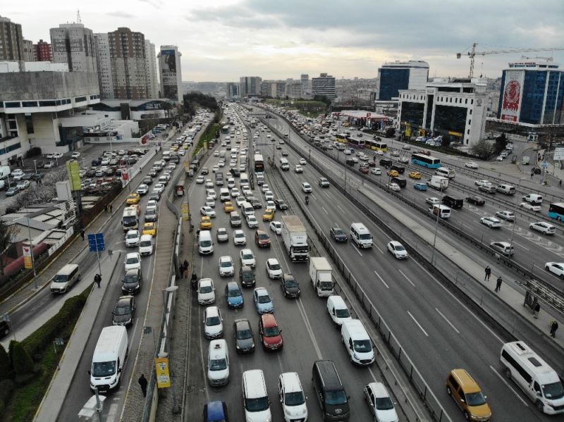 Kısıtlama öncesi İstanbul’da trafik yoğunluğu oluştu
