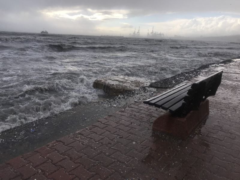 Fırtına uyarısının ardından Avcılar’da dev dalgalar kıyıyı dövdü
