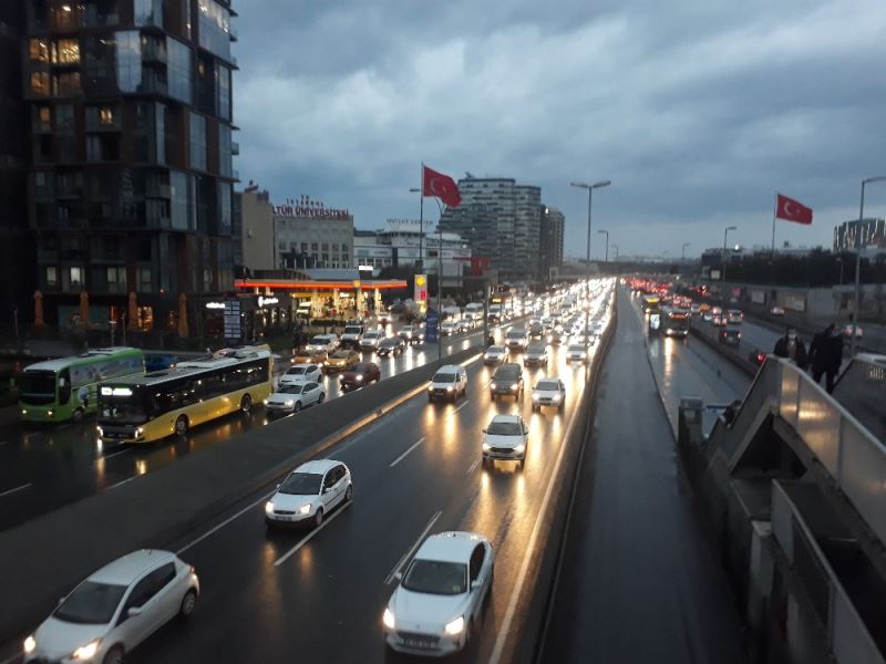 İstanbullular güne yağmurla uyandı
