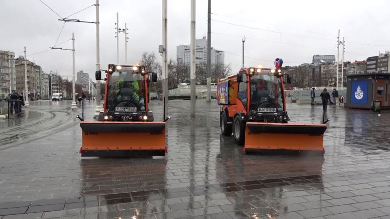 Taksim’de kar küreme araçları hazır bekliyor
