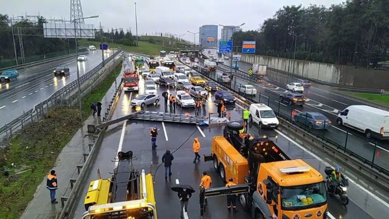 TEM-Hasdal-Göktürk bağlantı yolunda yön tabelası yola devrildi. Bölgede yoğun trafik oluştu.
