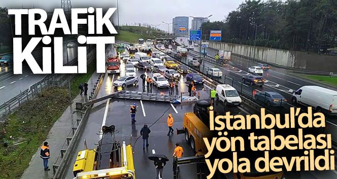 Yön tabelası yola devrildi, yoğun trafik oluştu