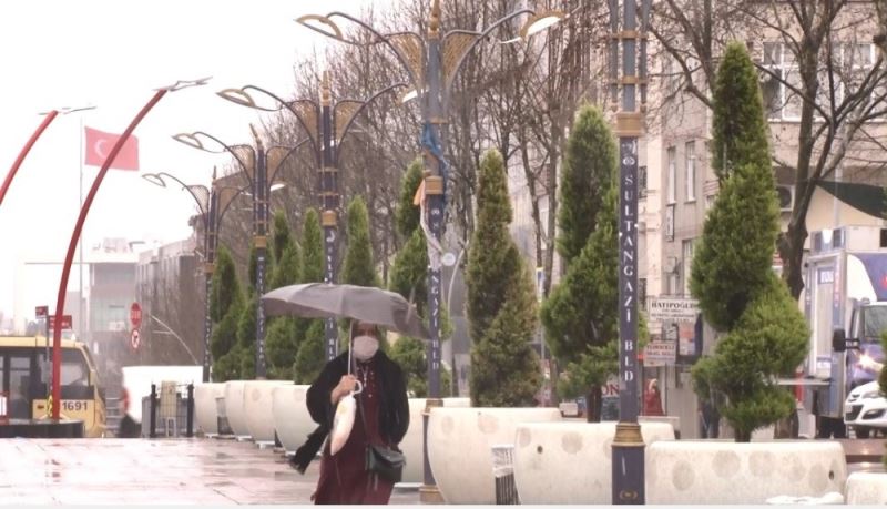 Sultangazi’de sulu kar yağışı başladı
