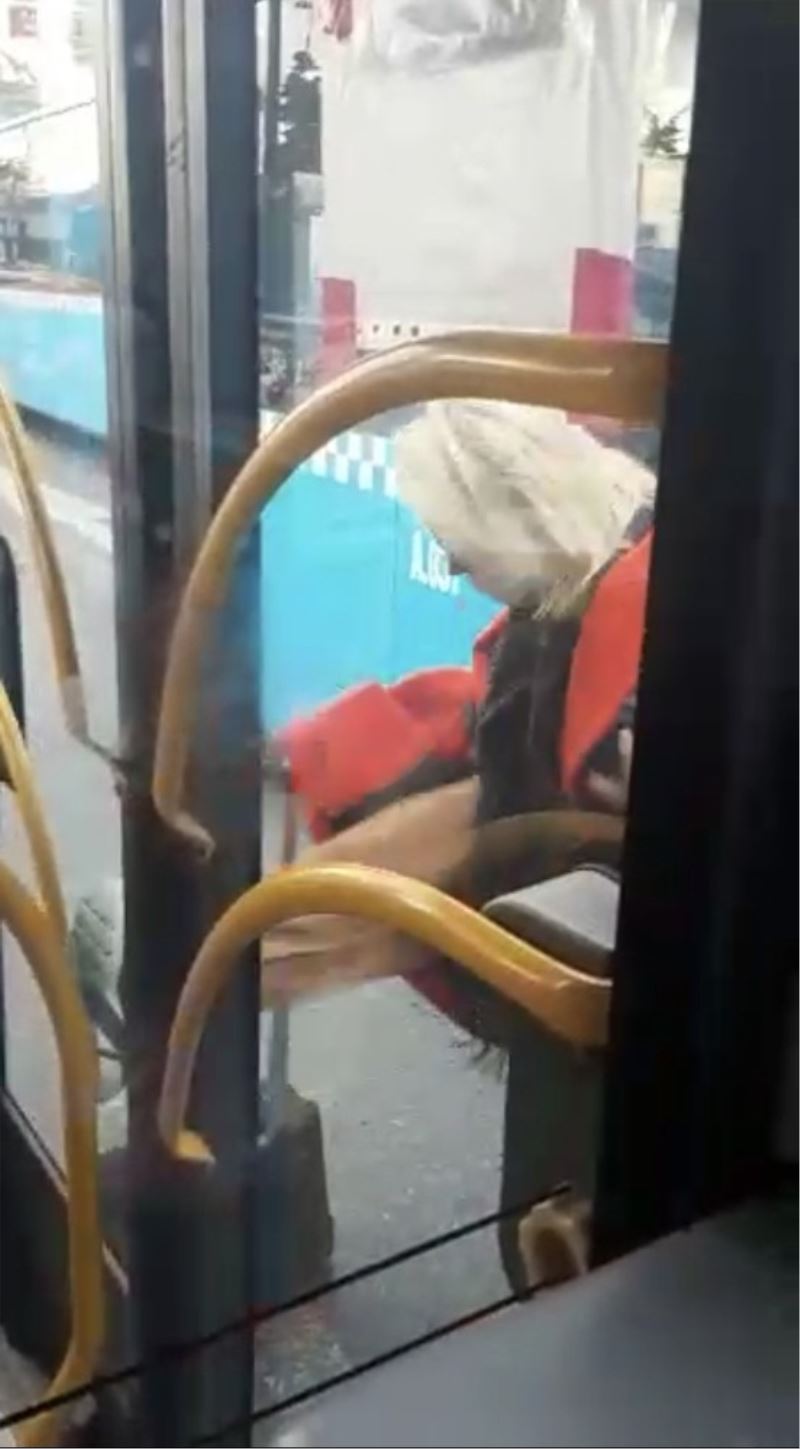 (Özel) Beşiktaş’ta çılgına dönen kadının otobüse saldırdığı anlar kamerada