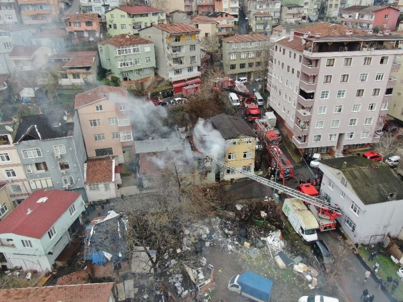 Beyoğlu’nda  iki katlı binada yangın