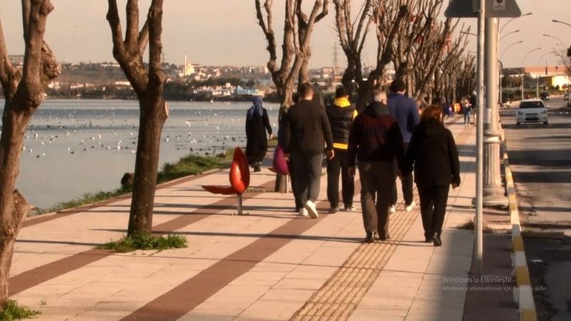 Kısıtlama günü göl kenarında ’yürüyüş keyfi’ kamerada