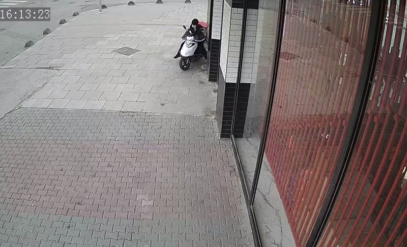 Lokantanın önünden motosikleti böyle çaldı