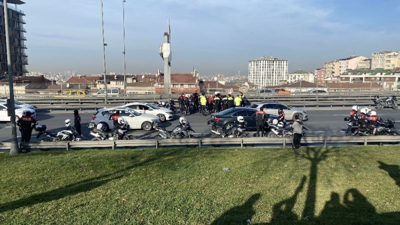 (Özel) E-5 Karayolu’nda kaza geçiren motosikletli polisin yardımına meslektaşları koştu