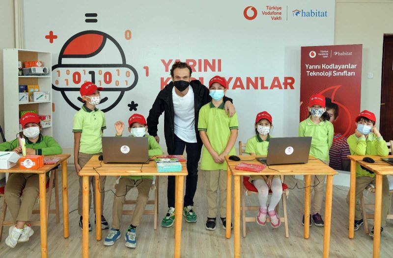 Vodafone ve Aras Bulut İynemli’den köy okullarına destek
