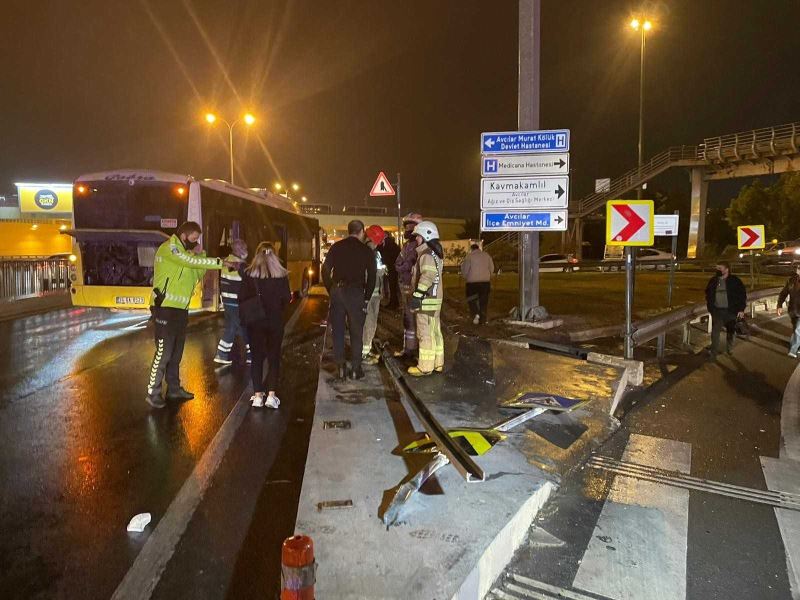 Avcılar’da halk otobüsü kaza yaptı, otobüse bariyer saplandı:1’i ağır 4 yaralı
