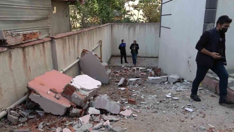 Pendik’te yıkım esnasında binadan kopan parçalar tedirginliğe neden oldu
