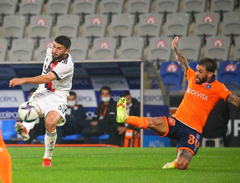 Süper Lig: Medipol Başakşehir: 1 - Beşiktaş: 0 (İlk yarı)
