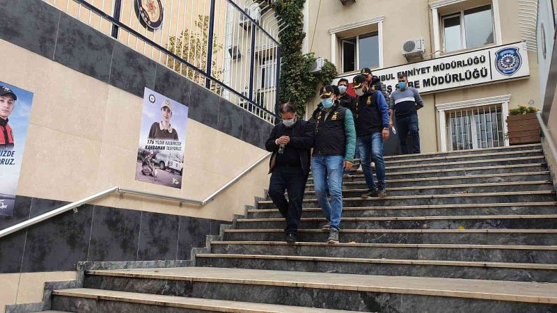 Kendilerini polis olarak tanıtıp turistlerin değerli eşyalarını çaldılar
