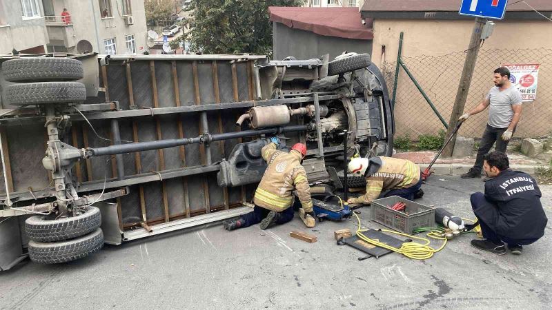 (Özel) Şişli’de devrilen kamyonette can pazarı kamerada
