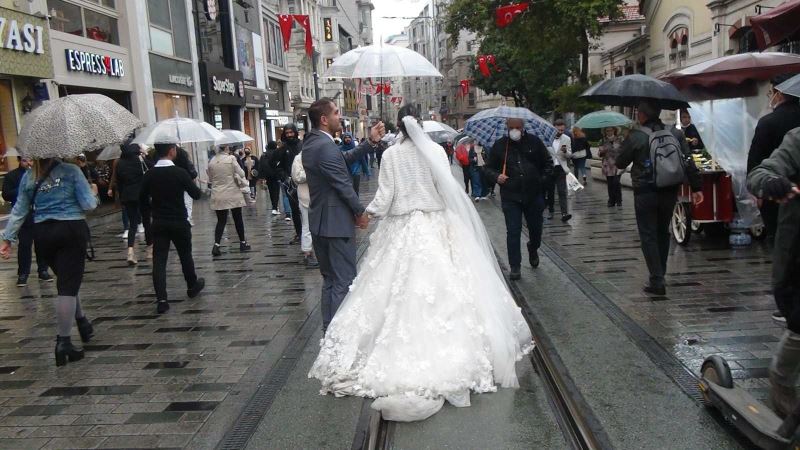 Taksim’de düğün fotoğrafı çektiren İranlı çift ilgi topladı
