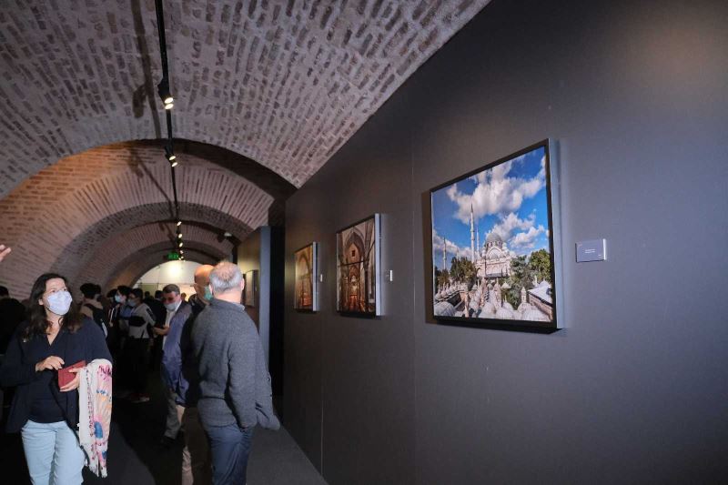 İzzet Keribar’ın ‘Miras: İstanbul’da Osmanlı Mimarisi ve Çini Sanatı’ sergisi açıldı
