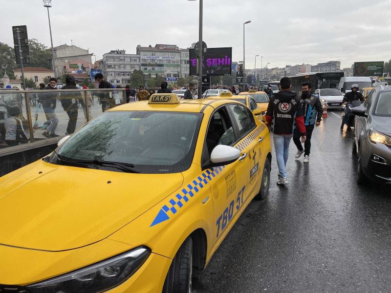 Kurallara uymayan taksiciler turist kılığındaki polise yakalandı
