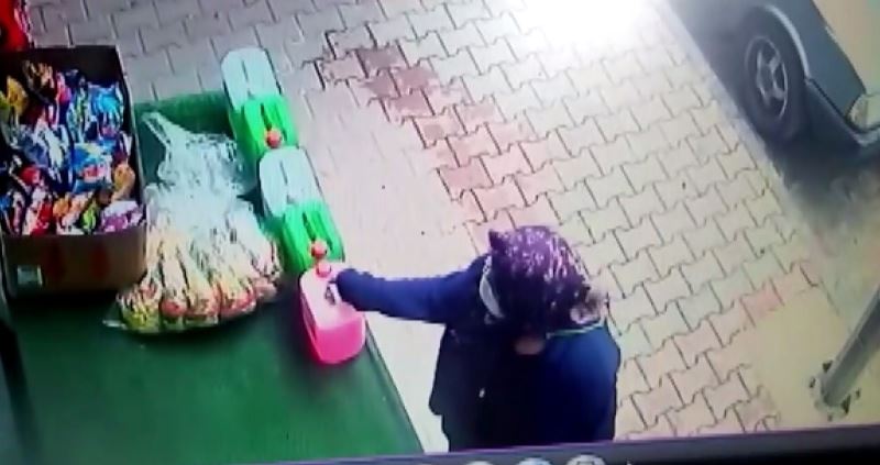 Arnavutköy’de sabun hırsızı kadın güvenlik kamerasına yakalandı
