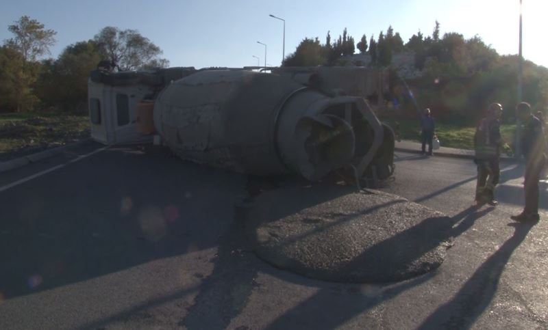 Arnavutköy’de virajı dönemeyen beton mikseri yan yattı