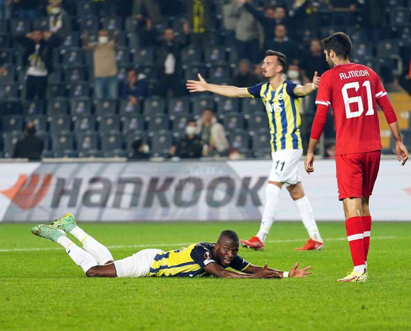 UEFA Avrupa Ligi: Fenerbahçe: 2 - Royal Antwerp: 1 (İlk yarı)
