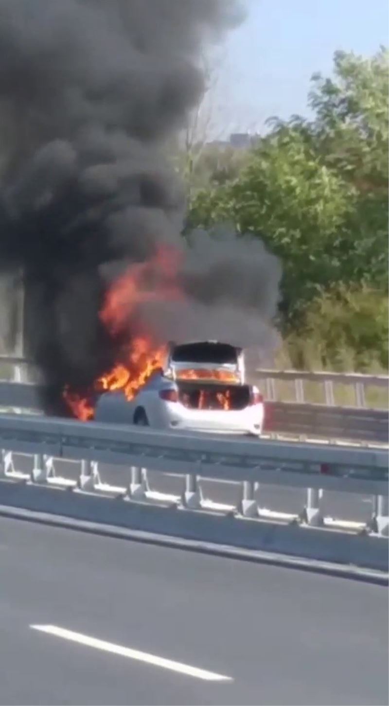 Maltepe’de otomobilin alev alev yandığı anlar kamerada
