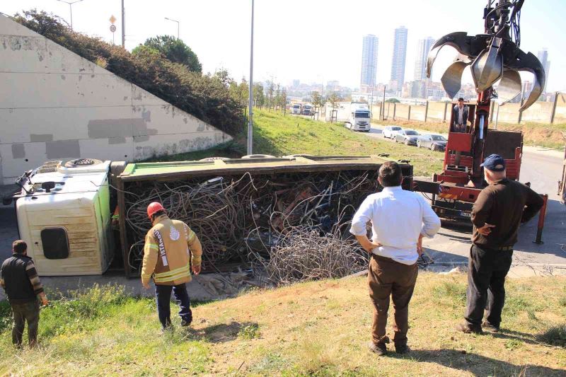 Kartal’da virajı alamayan hurda yüklü kamyon alt geçitte devrildi
