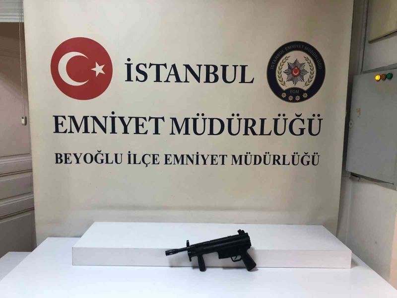 Beyoğlu’nda molozların arasında otomatik silah MP5 bulundu

