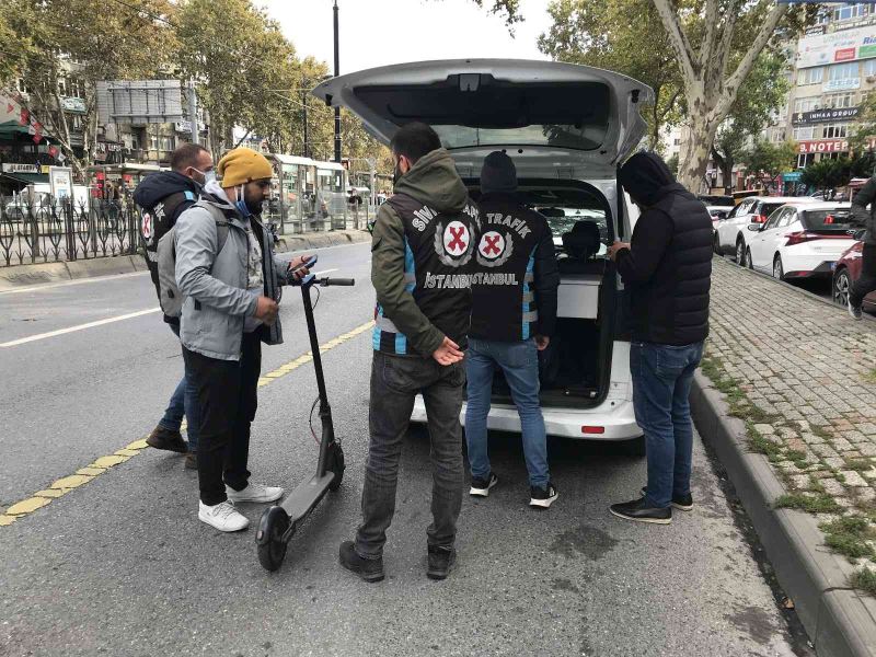 Fatih’te elektrikli scooterlara yönelik denetim
