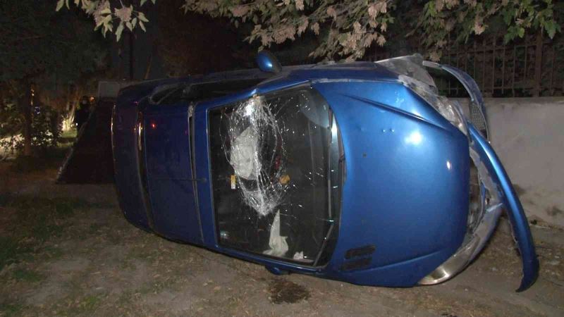 Takla atan otomobil ağaçla duvar arasında sıkıştı: 1 yaralı
