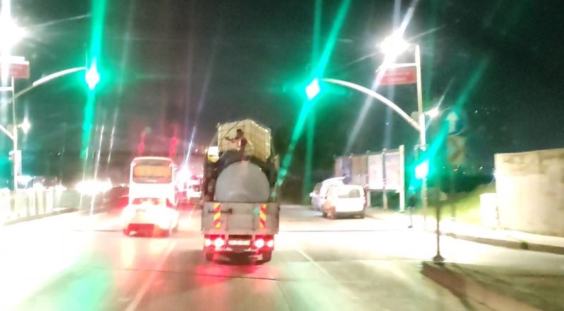 Sultangazi’de kamyonet kasasındaki tehlikeli yolculuk kamerada