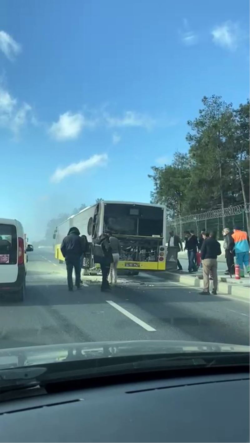 Başakşehir’e İETT otobüsü yandı, vatandaşlar yangın tüpleri ile söndürdü