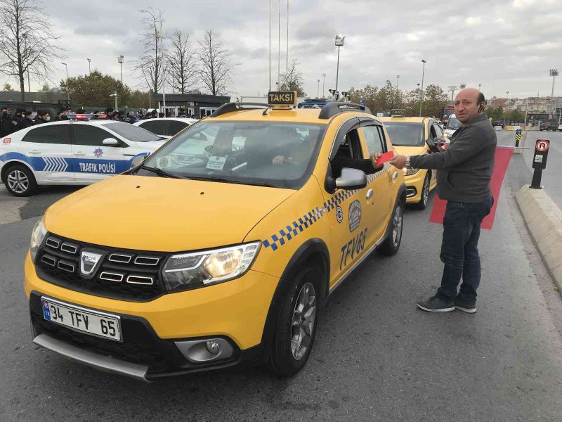 İstanbul’da taksiciler UKOME toplantısına akın etti
