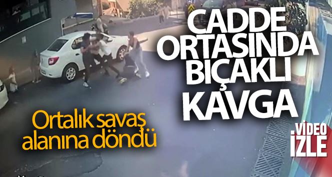(Özel) Beyoğlu’nda cadde ortasında bıçaklı kavga kamerada
