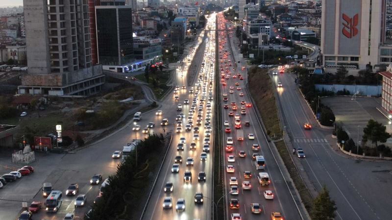 Güneşi gören İstanbullu sokağa çıktı, eve dönüşte trafik yüzde 60’ı buldu
