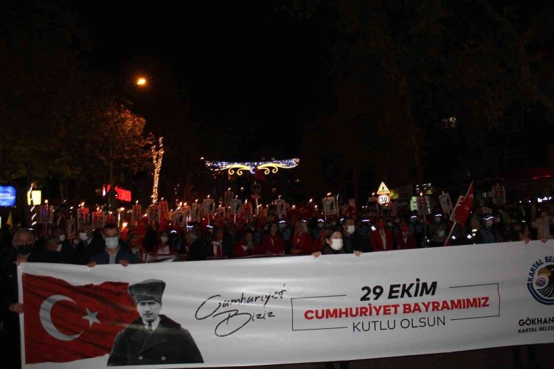 Kartal’da fener alayında buluşan binler, Cumhuriyet coşkusuna ortak oldu
