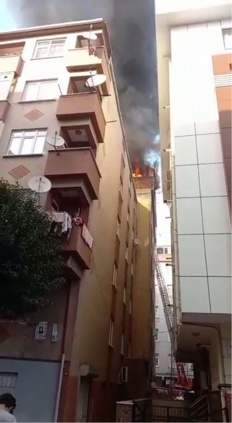 Bahçelievler’de 6 katlı bir binanın çatı katında yangın çıktı