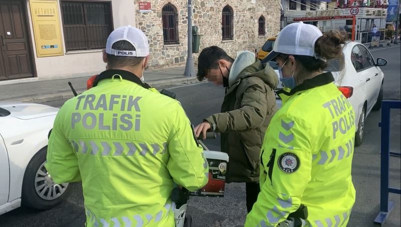 Ortaköy’de scooter denetiminde ilginç anlar: Scooterla kova taşıdı