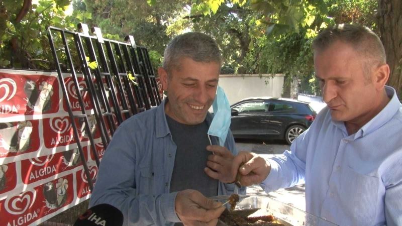 Kadıköy’de ‘Laz bakkalın’ arı kovanındaki balları mahalleliyle buluştu
