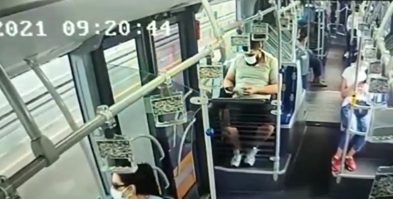 Metrobüste cep telefonu hırsızlığı kamerada
