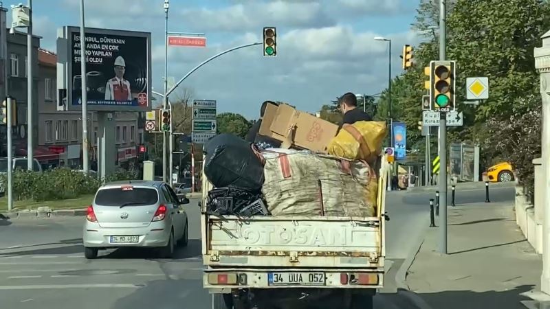 (Özel) Üsküdar’da gençlerin kamyonet kasasındaki tehlikeli yolculuğu
