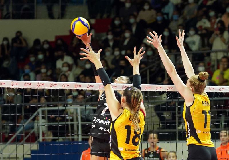 Vakıfbank kupasını aldı
