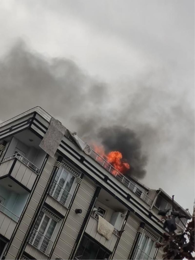 Esenyurt Kırlangıç Sokak’ta bir binanın çatısında bilinmeyen bir nedenle yangın çıktı. Olay yerine itfaiye ekipleri ekipleri sevk edildi.
