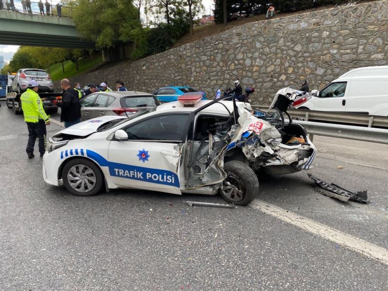 Ataşehir’de otomobil, uygulama yapan trafik polisine çarptı: 2 yaralı
