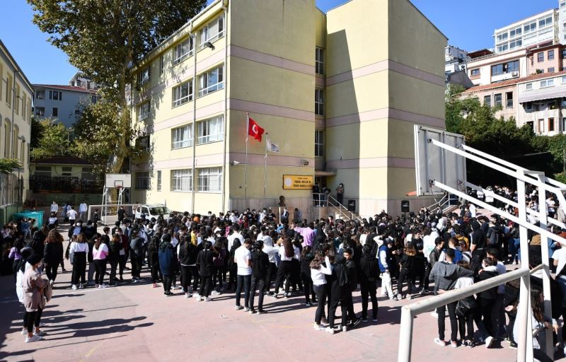 Beyoğlu’nda okul bahçeleri oyun alanlarına dönüşüyor
