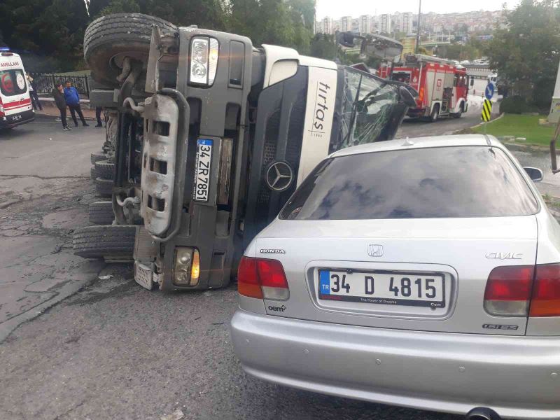 Bahçelievler’de beton mikseri, park halindeki otomobilin üzerine devrildi: Facia ucuz atlatıldı
