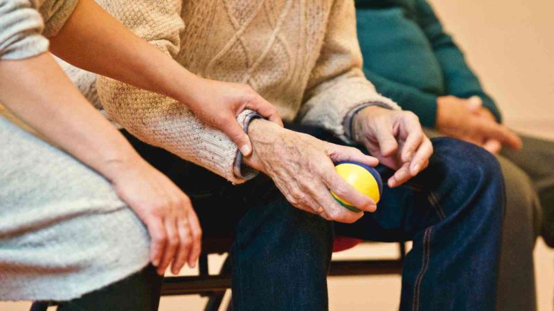 “Covid-19 yalnızlığı Alzheimer riskini artırıyor”
