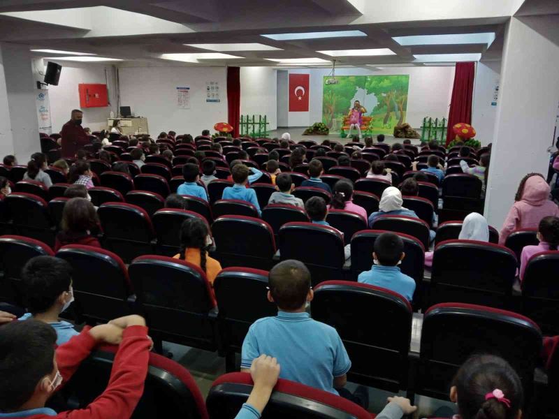 Sultangazili çocuklara tiyatroyla eğlenceli pandemi eğitimi
