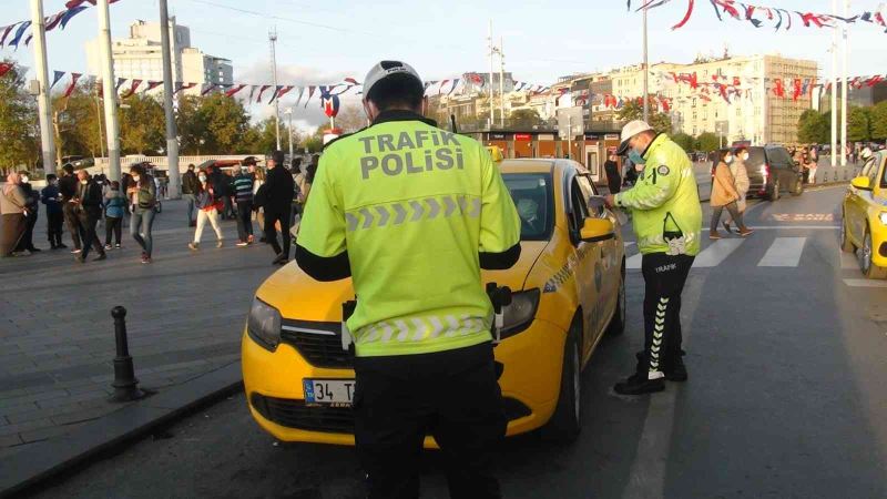 (Özel) Taksim’de kurallara uymayan sürücülere ceza yağdı
