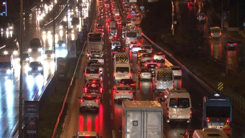 İstanbul’da haftanın ilk iş gününde yağmurla birlikte trafik yüzde 55’i vurdu
