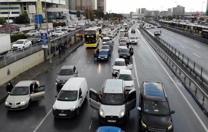 E5’te Ata’ya saygı duruşu havadan görüntülendi